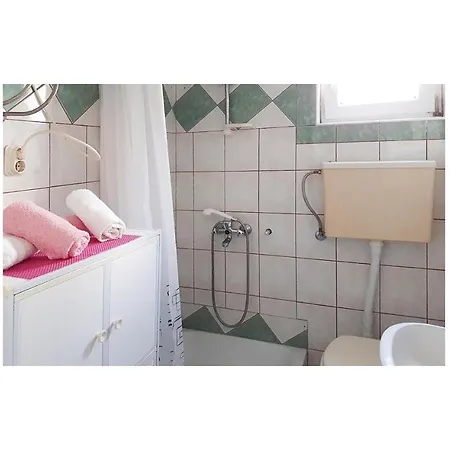 Two-bedroom Holiday In * Vir